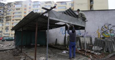 Bontják a garázsokat a Kalányos utcában