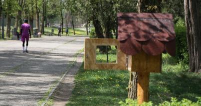 Könyvespolc a parkban, olvass a botanikus kertben
