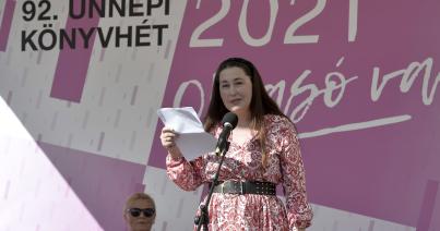 „Az üres lap belém lát, de nem figyel meg, nem akar lehallgatni sem politikai, sem üzleti célból”